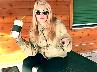 Pantaloncini nel parco (milf ottiene giovanissima vicino a sperma nella sua biancheria intima joi)